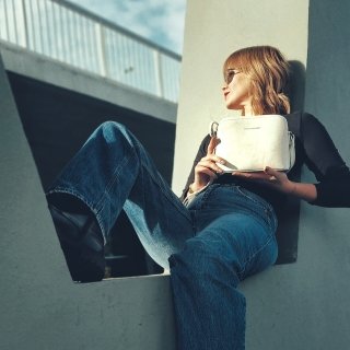Luxusná malá kožená crossbody kabelka Noelia Bolger materiál kože zapínanie na zips farba biela veľkosť malá NB 0080 OW Lifestyle