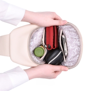 Praktický bodybag so zipsom Carmelo materiál syntetická koža zapínanie na zips farba béžová veľkosť stredná 4356 BE Vnútro