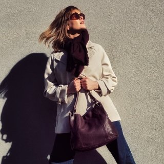 Kožená kabelka cez rameno s bočnými vreckami Noelia Bolger materiál kože zapínanie na zips farba hnedá veľkosť stredná NB 2063 H Lifestyle