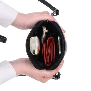 Malá kožená crossbody kabelka Noelia Bolger materiál kože zapínanie na zips farba čierna veľkosť malá NB 3017 C Vnútro