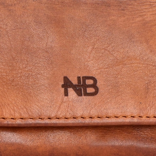 Malá kožená peňaženka s čistým dizajnom Noelia Bolger materiál kože zapínanie na cvok farba koňaková veľkosť malá 5134 NB KO Logo