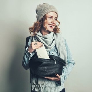 Ľadvinka zo syntetickej kože Carmelo materiál syntetická koža zapínanie na zips farba čierna veľkosť stredná 4320 C Lifestyle