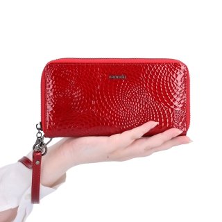Elegantná dámská lakovaná peňaženka Carmelo materiál kože zapínanie na zips farba červená veľkosť veľká 2102 Z CV V ruke