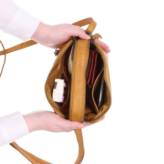 Minimalistická kožená crossbody kabelka Noelia Bolger materiál kože zapínanie na zips farba žltá veľkosť malá NB 2407 ZLU Vnútro