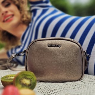 Malá crossbody kabelka s odopínateľným popruhom Le Sands materiál syntetická koža zapínanie na zips farba metalíza veľkosť malá 4370 BR Lifestyle