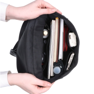 Praktický batoh do mesta Carmelo materiál syntetická koža zapínanie na zips farba čierna veľkosť stredná 4326 C Vnútro