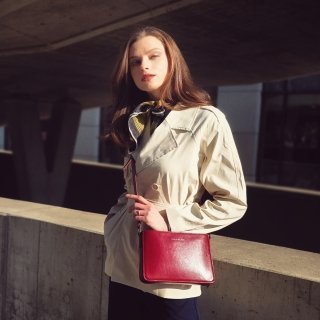 Elegantná, pevnejšia kožená crossbody kabelka Noelia Bolger materiál kože zapínanie na zips farba červená veľkosť malá NB 0103 TCV Lifestyle