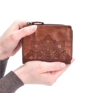 Malá kožená peňaženka v boho štýle Noelia Bolger materiál kože zapínanie na cvok farba koňaková veľkosť malá 5124 NB KO V ruke