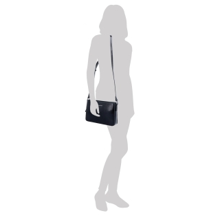 Elegantná, pevnejšia kožená crossbody kabelka Noelia Bolger materiál kože zapínanie na zips farba čierna veľkosť malá NB 0103 C Na postave