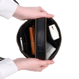 Kvalitná kožená crossbody kabelka Noelia Bolger materiál kože zapínanie na zips farba čierna veľkosť malá NB 2408 C Vnútro