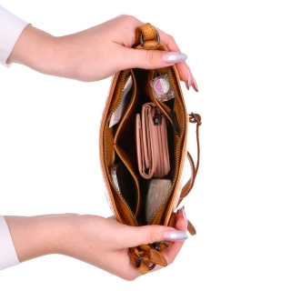 Kožená crossbody kabelka na každý deň Noelia Bolger materiál kože zapínanie na zips farba žltá veľkosť malá NB 2404 ZLU Vnútro