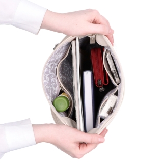 Stredná crossbody kabelka s predným vreckom na cvoček Carmelo materiál syntetická koža zapínanie na zips farba čierna veľkosť stredná 4331 C Vnútro