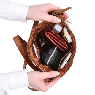 Kožená crossbody kabelka s moderným dizajnom Noelia Bolger materiál kože zapínanie na zips farba koňaková veľkosť malá NB 2400 KO Vnútro