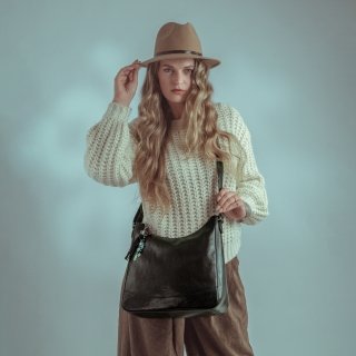 Kožená crossbody kabelka s moderným príveskom Noelia Bolger materiál kože zapínanie na zips farba čierna veľkosť stredná NB 3106 C Lifestyle