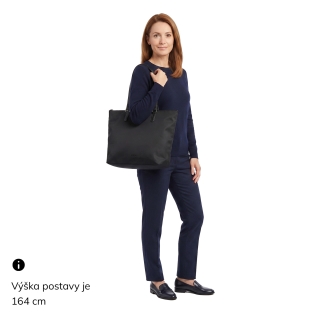 Elegantná nylonová kabelka cez rameno Carmelo materiál nylon zapínanie na zips farba béžová veľkosť veľká 6601 BE LE Na postave