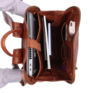 Kožený batoh s priehradkou na notebook Poyem materiál kože zapínanie na zips farba koňaková veľkosť veľká 2226 Poyem KO Vnútro