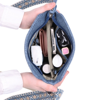 Crossbody kabelka s dekoratívnym vzorom a širokým popruhom Indee materiál syntetická koža zapínanie na zips farba modrá veľkosť malá 6343 M Vnútro