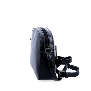 Malá minimalistická kožená crossbody kabelka Noelia Bolger materiál kože zapínanie na zips farba čierna veľkosť malá NB 0106 C Z boku