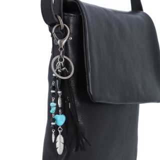 Kožená crossbody kabelka s chlopňou a príveskom Noelia Bolger materiál kože zapínanie s chlopňou farba čierna veľkosť malá NB 3108 C Na postave