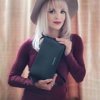 Kožená kabelka do spoločnosti Noelia Bolger materiál kože zapínanie na zips farba čierna veľkosť malá NB 0107 C Lifestyle
