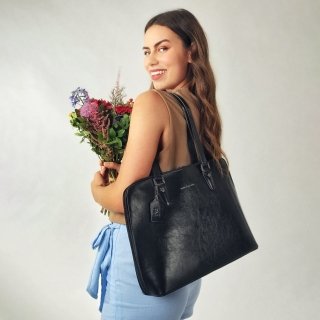 Elegantná kožená kabelka Noelia Bolger materiál kože zapínanie na zips farba čierna veľkosť veľká NB 0057 C Lifestyle