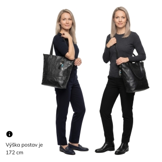 Priestranná kožená kabelka s príveskom Noelia Bolger materiál kože zapínanie na zips farba čierna veľkosť veľká NB 3102 C Na postave
