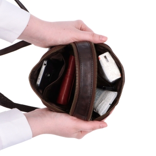 Kvalitná kožená crossbody kabelka Noelia Bolger materiál kože zapínanie na zips farba hnedá veľkosť malá NB 2408 H Vnútro