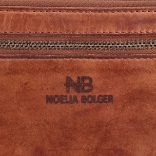 Väčšia kožená peňaženka s motívom mandaly Noelia Bolger materiál kože zapínanie na zips farba koňaková veľkosť veľká 5123 NB KO Logo