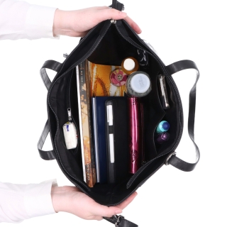 Veľká kožená crossbody kabelka s príveskom Noelia Bolger materiál kože zapínanie na zips farba čierna veľkosť veľká NB 3109 C Vnútro