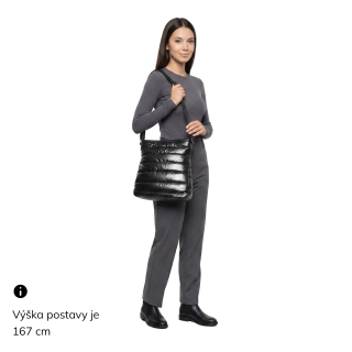 Moderná dámska kabelka z nadýchaného nylonu Carmelo materiál nylon zapínanie na zips farba modrá veľkosť stredná 4382 M Na postave