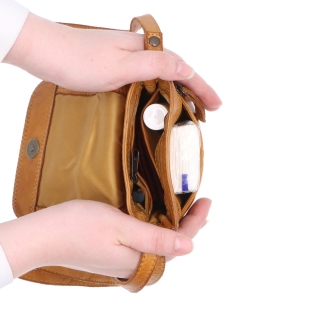 Kožená crossbody taška s chlopňou Noelia Bolger materiál kože zapínanie s chlopňou farba žltá veľkosť malá NB 2418 ZLU Vnútro