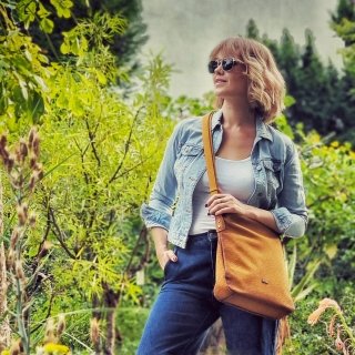 Stredná jednoduchá crossbody kabelka Indee materiál syntetická koža zapínanie na zips farba žltá veľkosť stredná 6317 ZLU Lifestyle