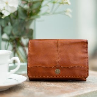 Malá kožená peňaženka s moderným prešívaním Noelia Bolger materiál kože zapínanie na cvok farba koňaková veľkosť stredná 5127 NB KO Lifestyle