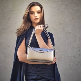 Malá crossbody kabelka s ozdobnou retiazkou Le Sands materiál syntetická koža zapínanie na zips farba metalíza veľkosť malá 7714 STR Lifestyle