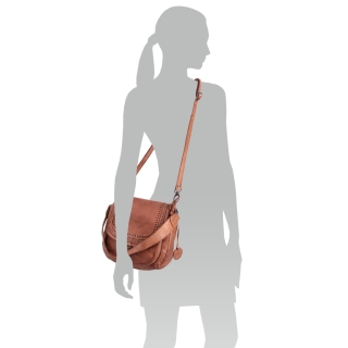 Kožená crossbody kabelka so zdobenou chlopňou Noelia Bolger materiál kože zapínanie s chlopňou farba koňaková veľkosť stredná NB 2030 KO Na postave
