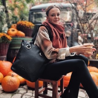 Dizajnová kabelka cez rameno Carmelo materiál syntetická koža zapínanie na zips farba čierna veľkosť veľká 4270 C Lifestyle