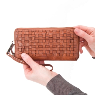 Kožený prepletaný peračník Noelia Bolger materiál kože zapínanie na zips farba koňaková veľkosť veľká 5103 NB KO V ruke