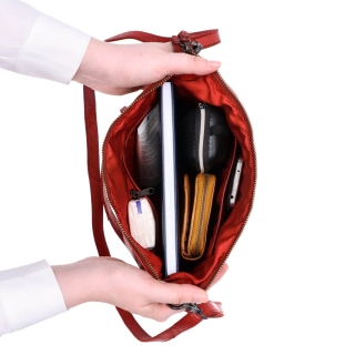 Menšia kožená kabelka s popruhom a uchom Noelia Bolger materiál kože zapínanie na zips farba červená veľkosť malá NB 2409 CV Vnútro