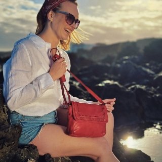 Dizajnová kožená crossbody kabelka s chlopňou Noelia Bolger materiál kože zapínanie na zips farba červená veľkosť malá NB 2026 CV Lifestyle