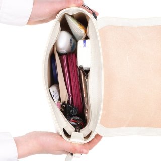 Elegantná kožená crossbody kabelka s chlopňou Noelia Bolger materiál kože zapínanie s chlopňou farba biela veľkosť malá NB 0117 OW Vnútro