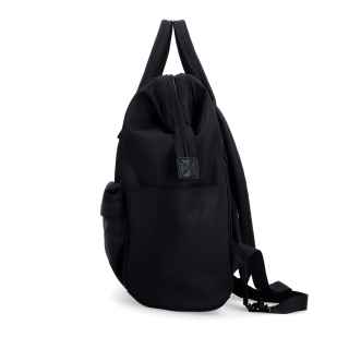 Veľký praktický batoh Carmelo Carmelo materiál nylon zapínanie na zips farba čierna veľkosť veľká 4319 C Z boku