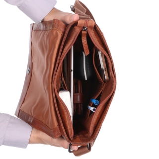 Kožená crossbody s chlopňou Poyem materiál kože zapínanie s chlopňou farba koňaková veľkosť stredná 2207 Poyem KO Vnútro