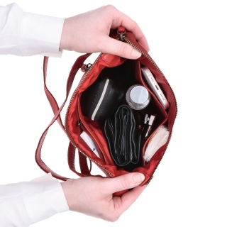 Kožená crossbody kabelka s moderným dizajnom Noelia Bolger materiál kože zapínanie na zips farba červená veľkosť malá NB 2400 CV Vnútro