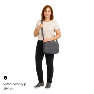 Elegantná crossbody kabelka s chlopňou Tangerin materiál syntetická koža zapínanie na zips farba hnedá veľkosť stredná 1115 H Na postave