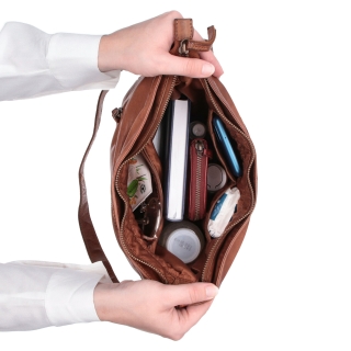 Kožená crossbody s predným vreckom na zips Noelia Bolger materiál kože zapínanie na zips farba koňaková veľkosť stredná NB 2103 KO Vnútro