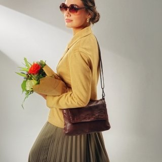 Crossbody kabelka z pravej kože s chlopňou Noelia Bolger materiál kože zapínanie s chlopňou farba hnedá veľkosť stredná NB 2024 H Lifestyle