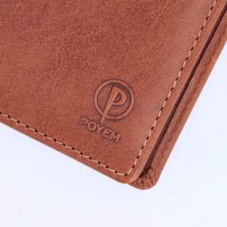 Minimalistická a praktická kožená peňaženka Poyem materiál kože zapínanie Bez zapínania farba koňaková veľkosť malá 5242 Poyem KO Logo