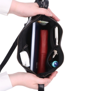 Dámska kožená crossbody kabelka Noelia Bolger materiál kože zapínanie na zips farba čierna veľkosť stredná NB 2430 C Vnútro