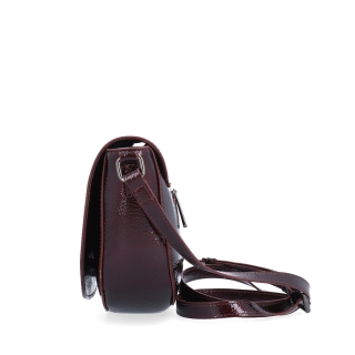Elegantná crossbody kabelka s chlopňou Le Sands materiál syntetická koža zapínanie s chlopňou farba vínová veľkosť malá 4647 BO Z boku