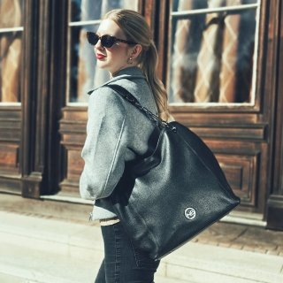 Elegantná kožená kabelka s uchami s retiazkou Noelia Bolger materiál kože zapínanie na zips farba čierna veľkosť veľká NB 3001 C Lifestyle